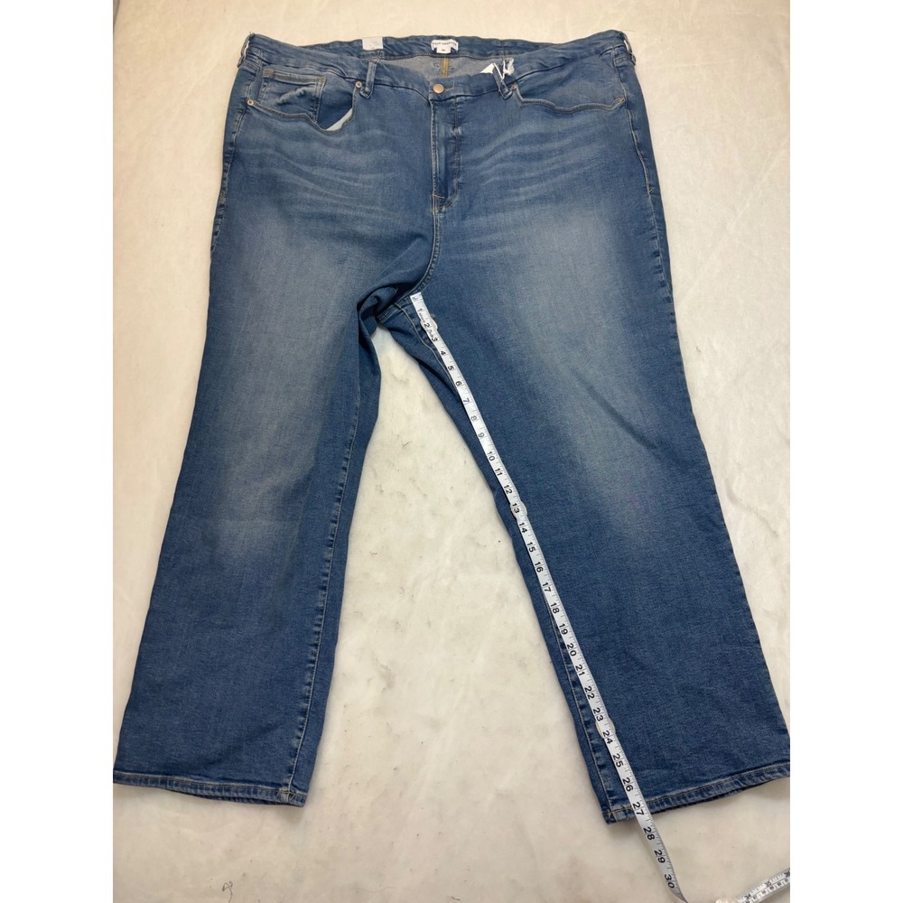 Good American Straight Leg Jeans in Medium Blue - Picture 3 of 9